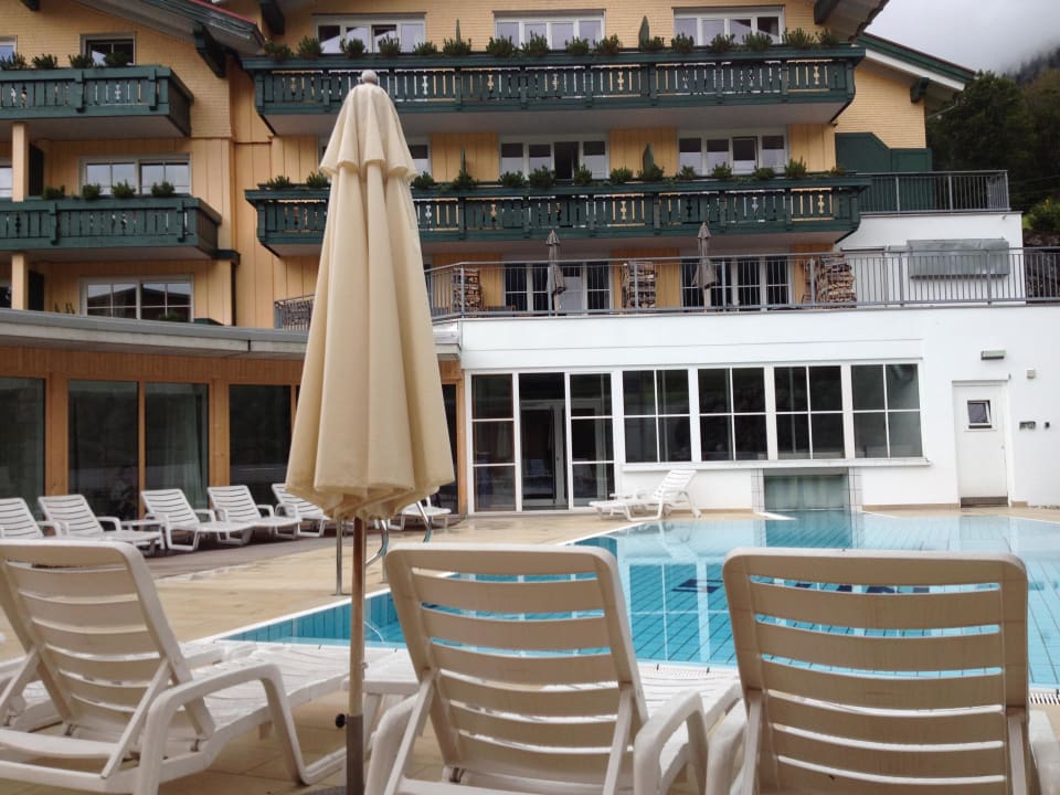 Blick von der Bergsauna über den Pool HUBERTUS Mountain Refugio Allgäu