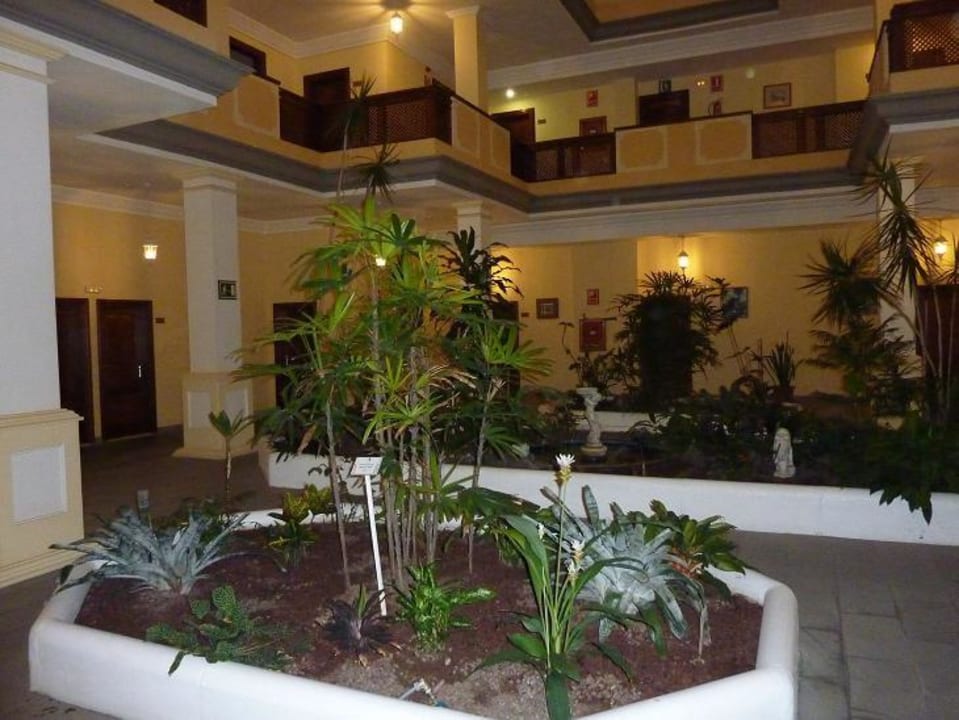 Innenhofbeispiel Hotel Riu Garoe
