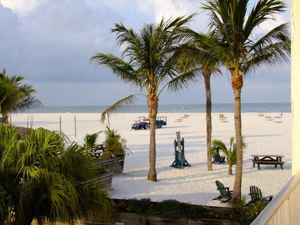 Strand direkt vorm Hotel Hotel Outrigger Beach Resort