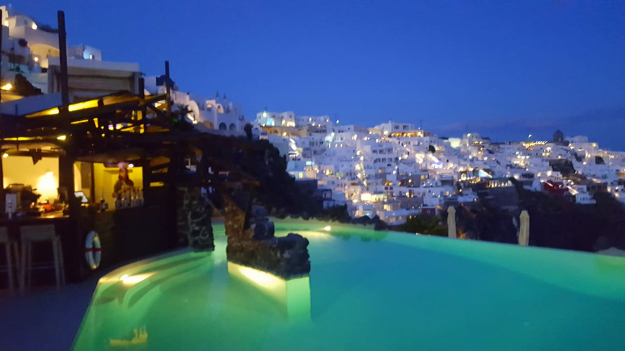 Pool mit der Bar am Abend Honeymoon Petra Villas