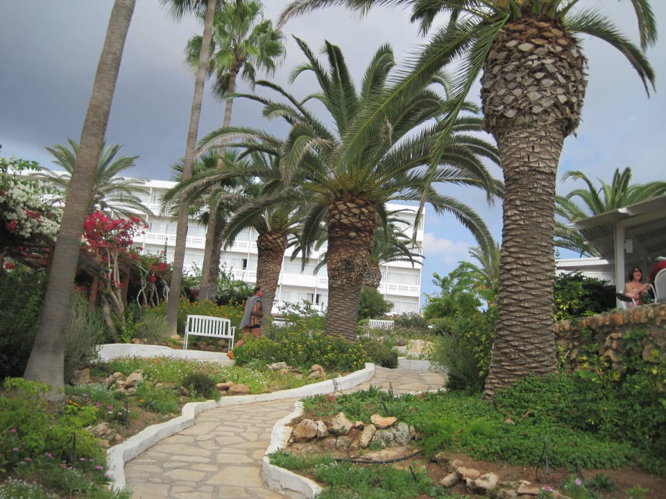 Unterwegs im Garten Hotel Nissi Beach Resort