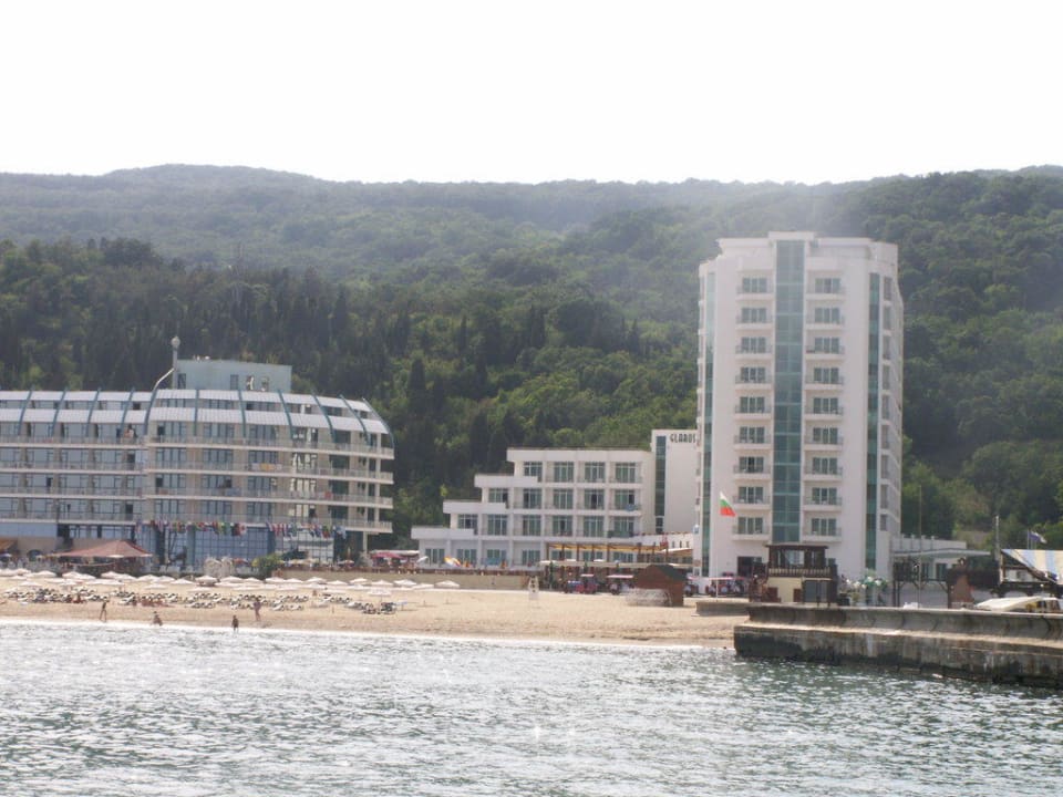 Hotelansicht vom Meer aus gesehen Hotel Glarus