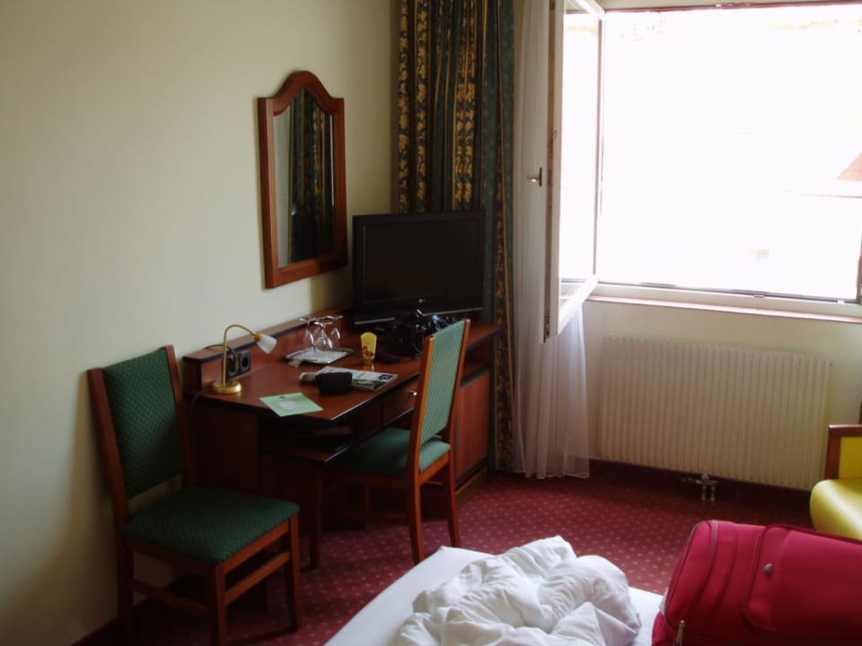 Schreibtisch mit Fernseher Hotel Deutschmeister