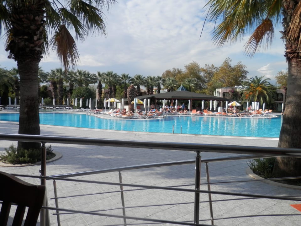 Relaxpool am Hauptrestaurant VONRESORT Golden Beach