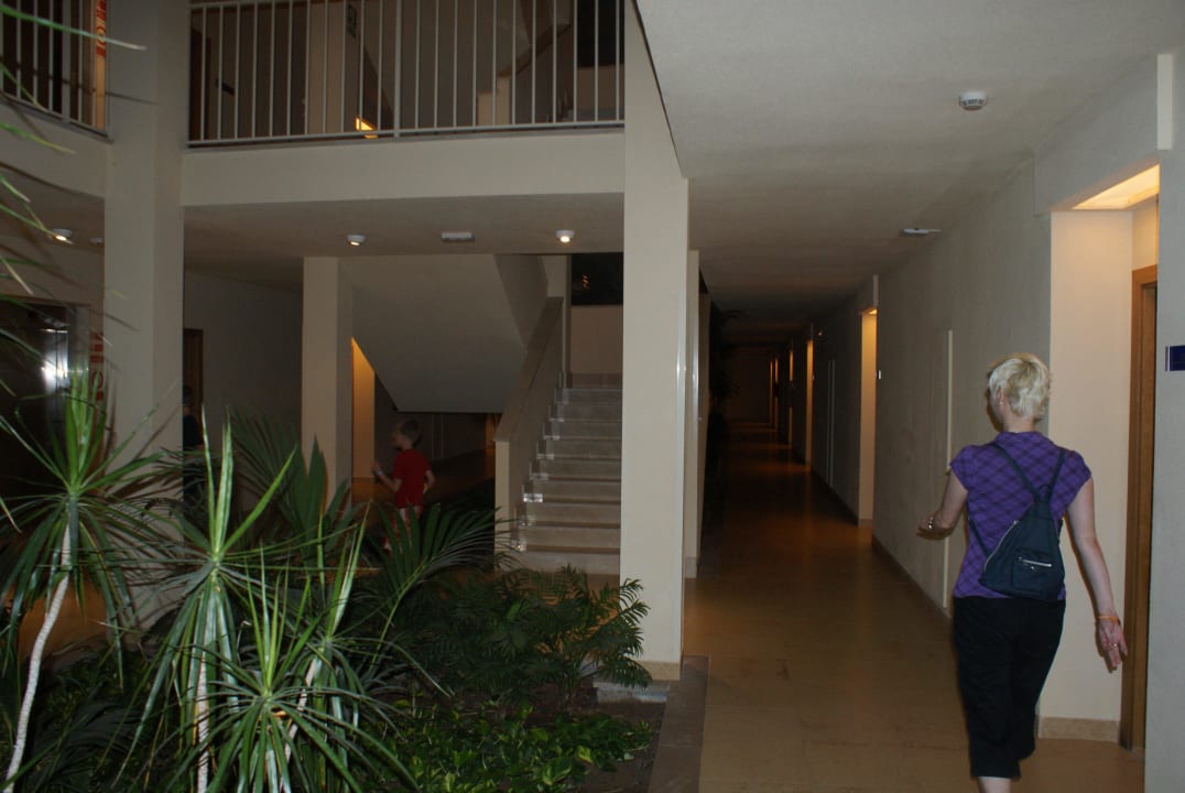 Treppenhaus mit Atrium eines der 5 Wohnblocks. Zafiro Mallorca