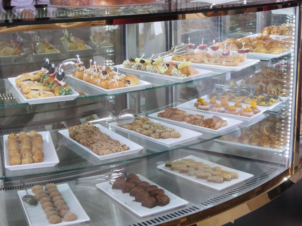 Leckereien Azura Deluxe Resort & Spa Hotel