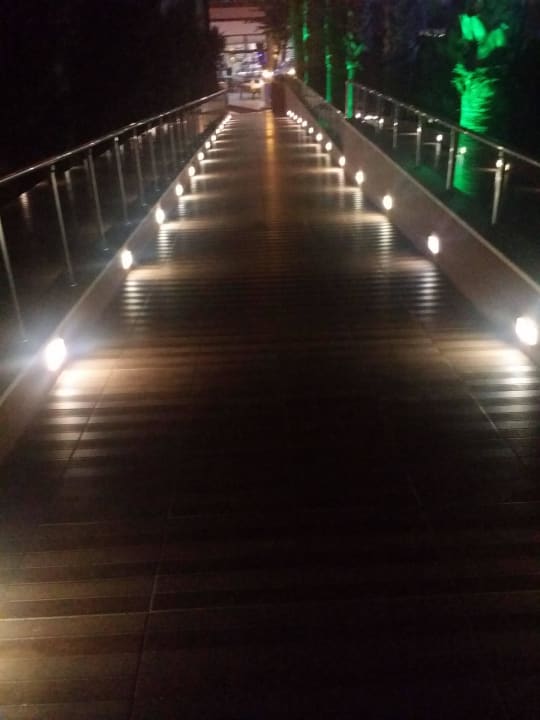 Vom Hotel zu der Poolanlage ohne Treppen Hane Family Resort