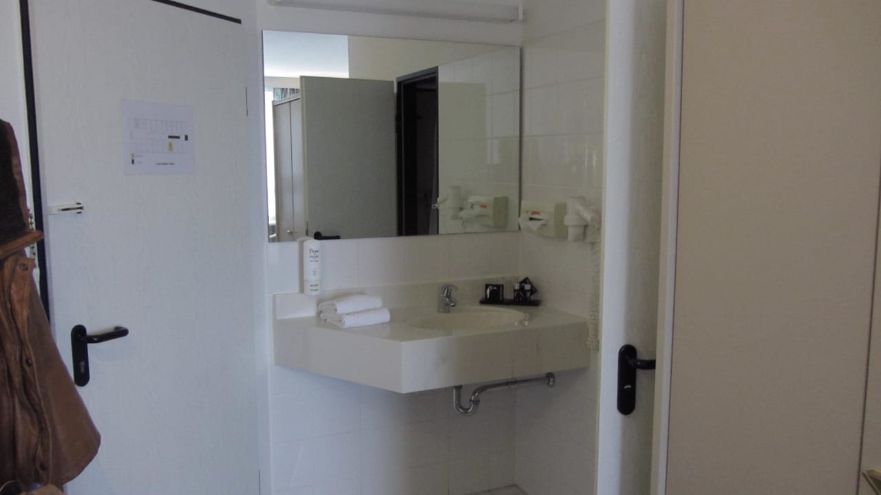 Waschbecken gleich hinter der Tür Van der Valk Landhotel Spornitz