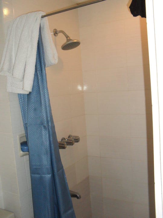 Blick in die Dusche mit WC Makati Prime Tower Suites