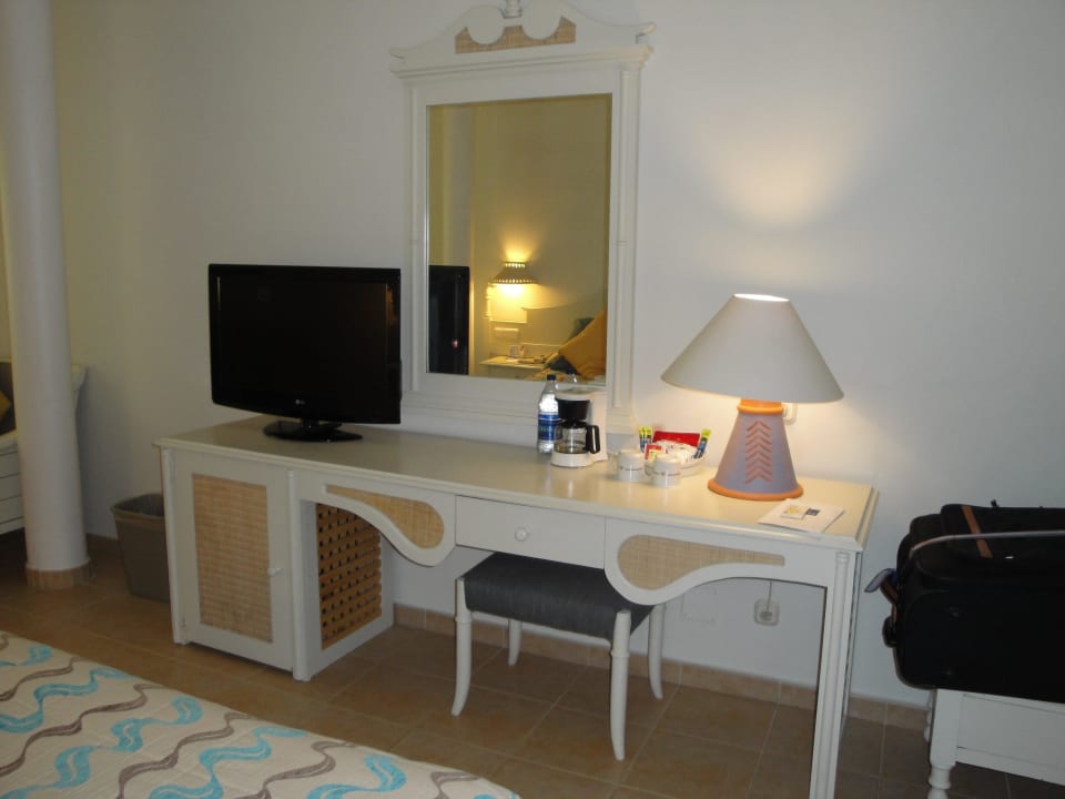 Komode vom Bett aus Iberostar Waves Costa Dorada