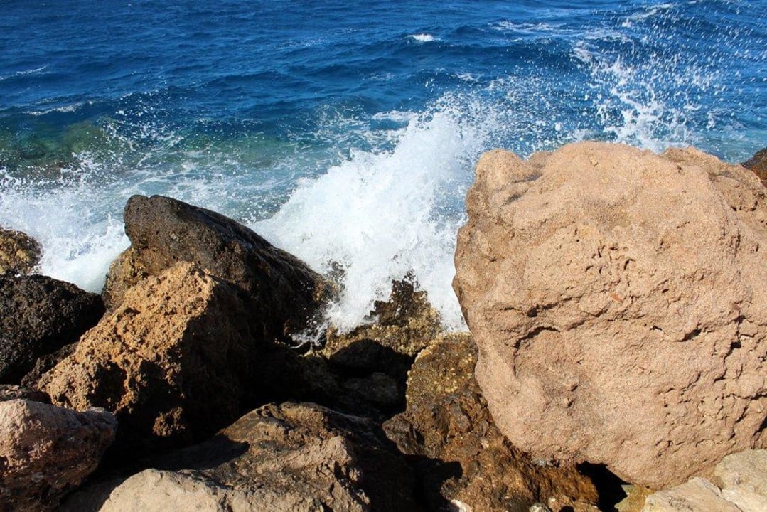 Камни между отелем и открытым морем Pickalbatros Citadel Resort