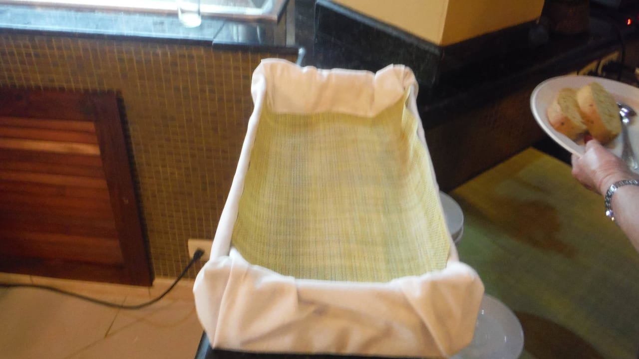 Leerer Brotkorb zum Frühstück Wyndham Alltra Samana