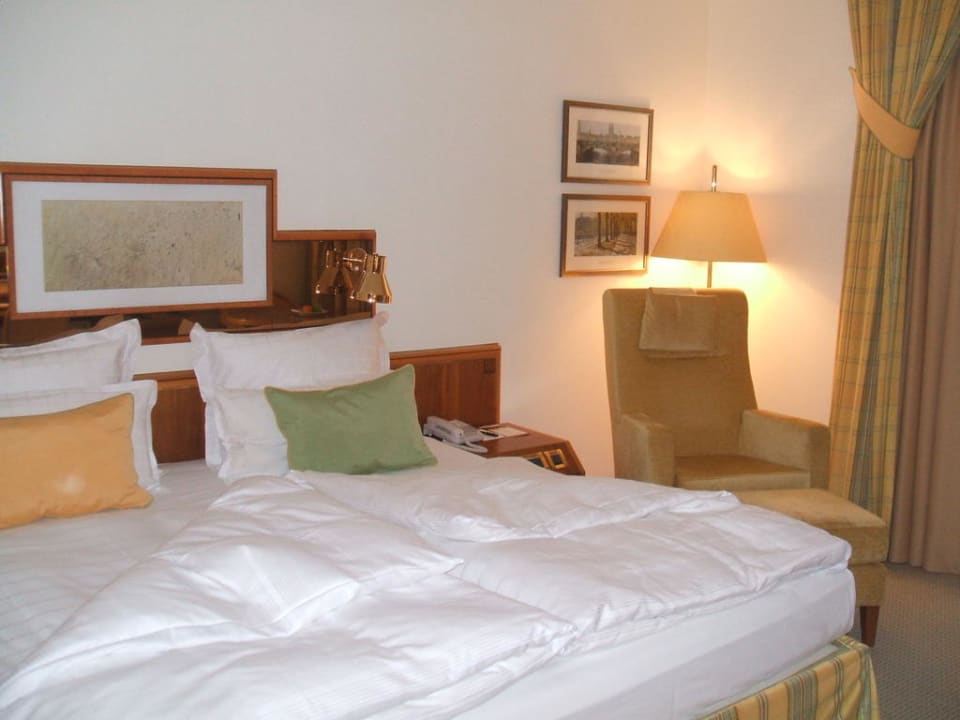 Das Zimmer - Blick auf das Bett Grand Elysée Hamburg