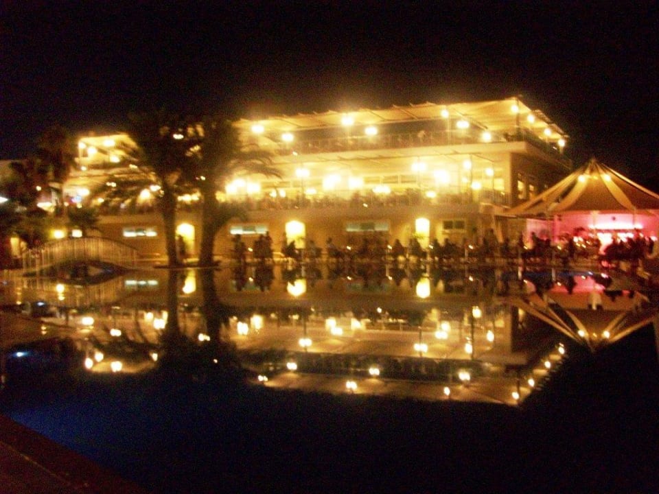 Büffetrestaurant und Poolbar nachts Mira Meridia Beach Hotel