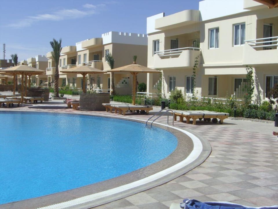 Ansicht der Wohnblocks an Pool Golden Beach Resort