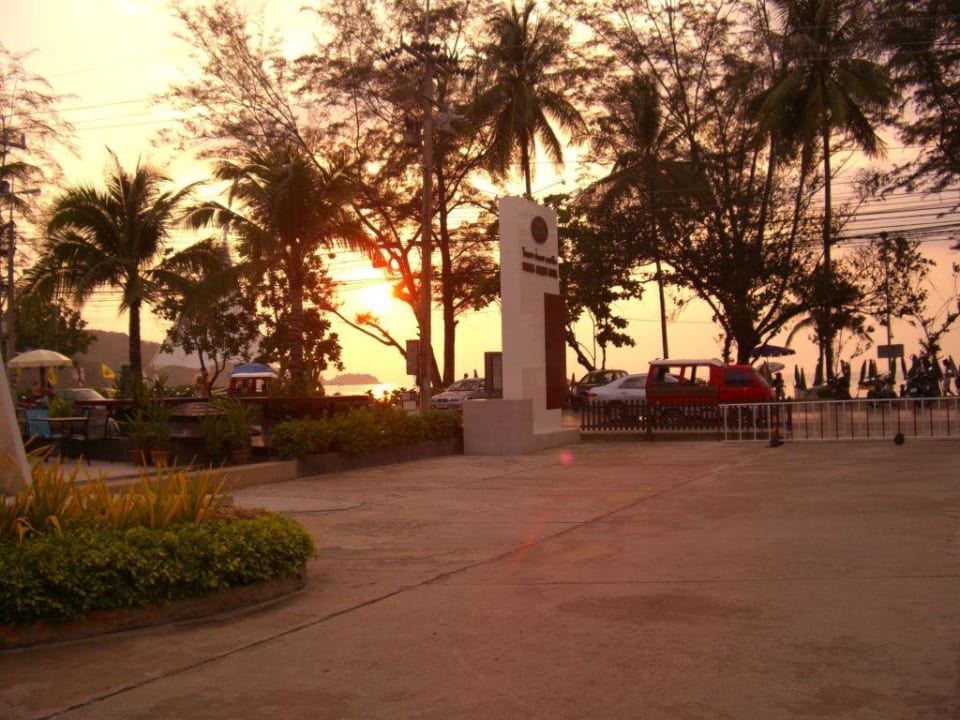 Sonnenuntergang am Merlin Patong... Courtyard by Marriott Phuket, Patong Beach Resort