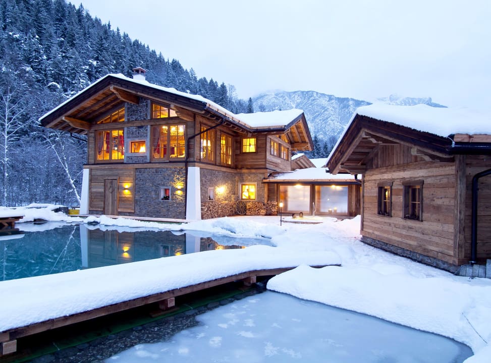 Verschneite Wellness-Alm Verwöhnhotel Kristall  Verwöhnhotel Kristall