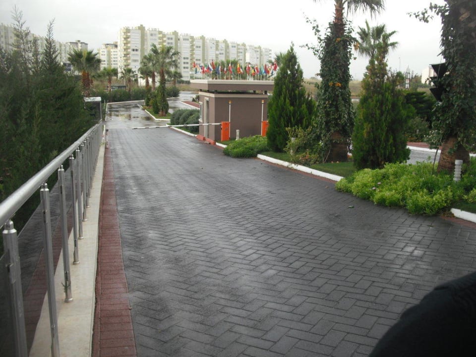 Hotelzufahrt Saturn Palace Resort Hotel