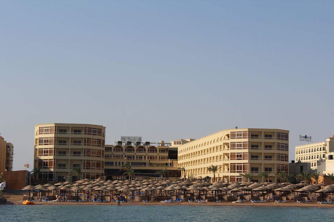 Вид на отель с пирса AMC Royal Hotel & SPA