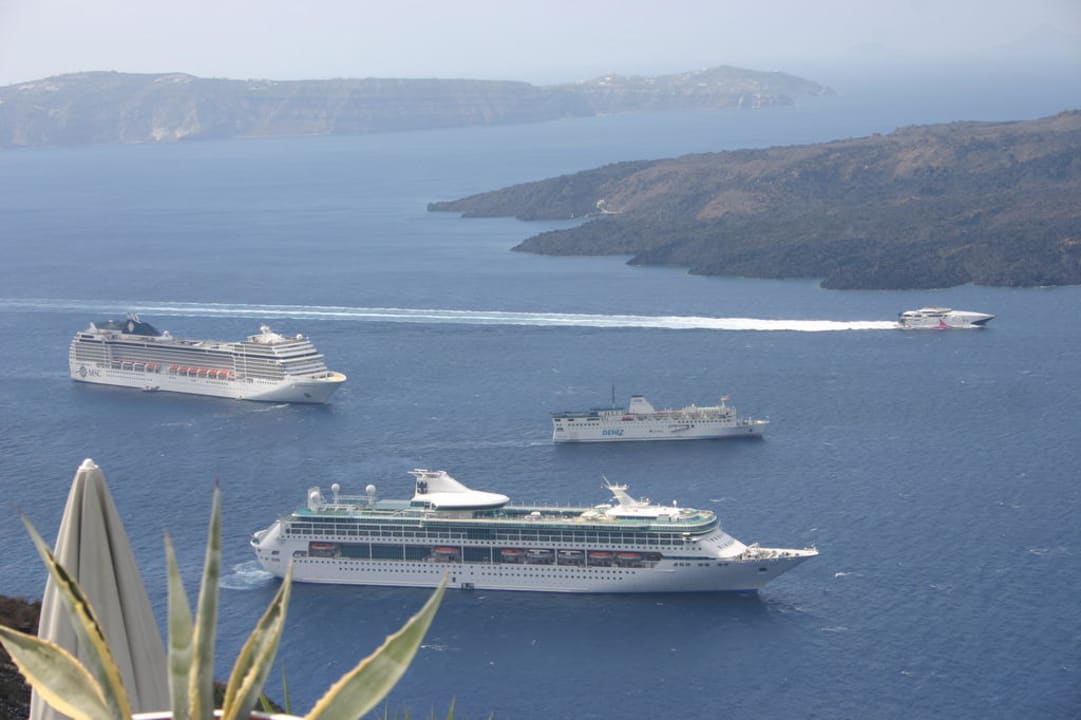 Kreuzfahrtschiffe voll im Blick Hotel Agali Houses