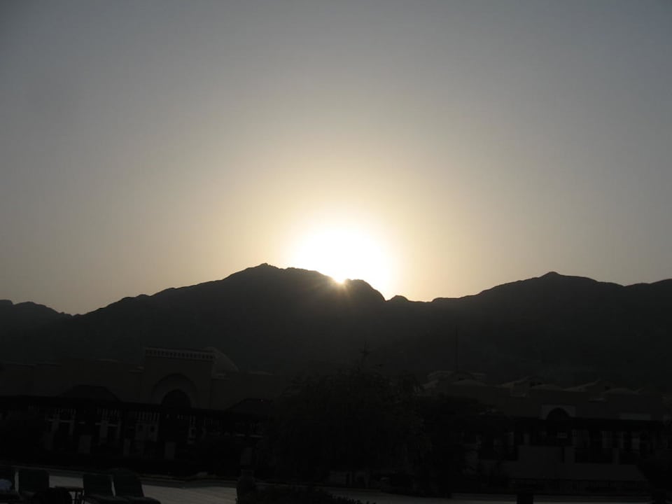 Sonnenuntergang gegenüber dem Hotel Miramar Al Aqah Beach Resort