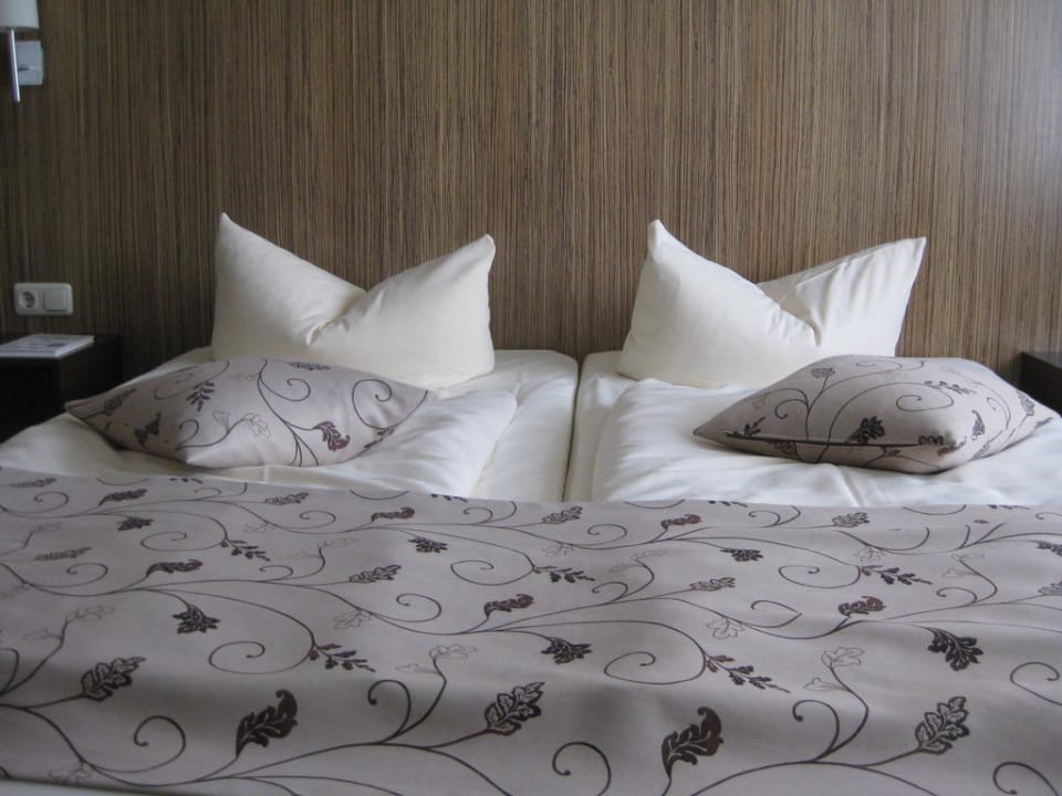 Blick auf das Bett Quality Hotel Augsburg