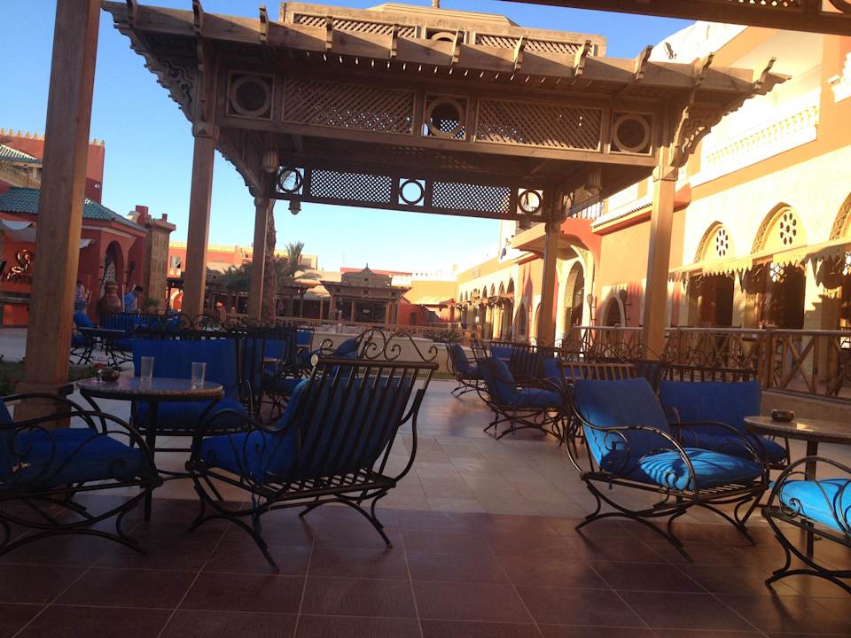 Sitzgelegenheit vorm Cave du roi Pickalbatros Alf Leila Wa Leila Resort - Neverland Hurghada