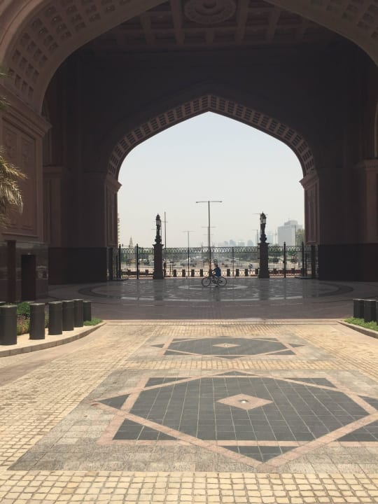 Einfahrt zum Hotel-Emirates-Gigantisch Emirates Palace Mandarin Oriental