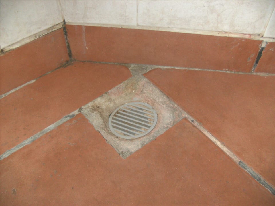 Badfliesen unter dem Waschbecken db San Antonio Hotel + Spa