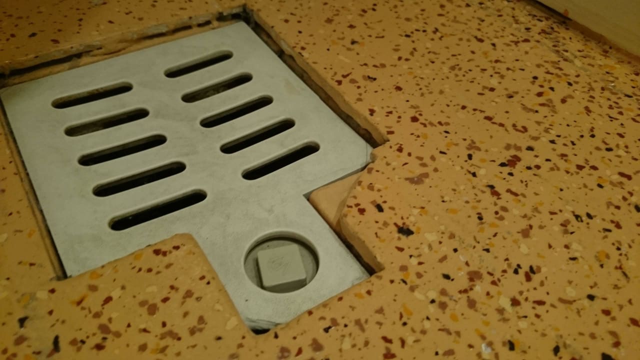 Kaputte Badfließen, Verletzungsgefahr! HYPERION Hotel Garmisch-Partenkirchen