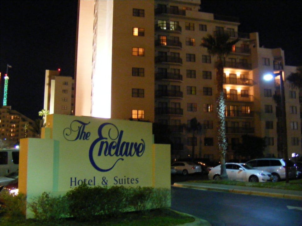 Einfahrt auf den Parkplatz Hotel Enclave Suites