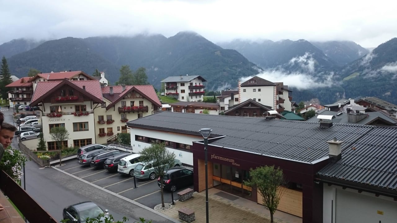 Blick auf Serfaus und die umliegenden Berge Hotel & Garni DAS KÖHLE