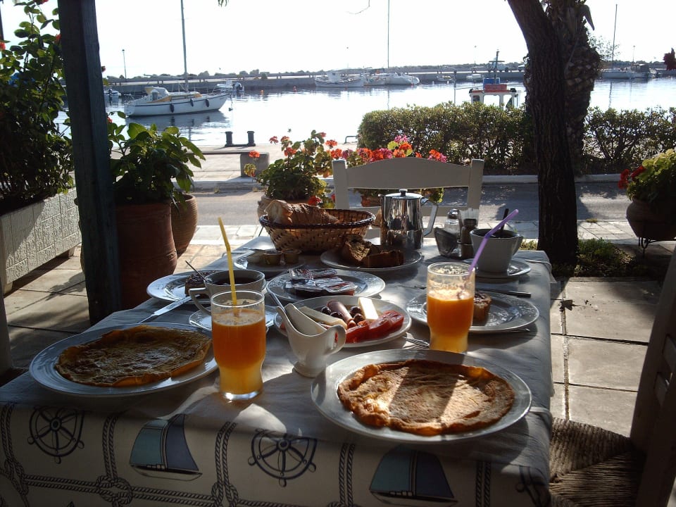 Frühstück auf der Terrasse Akroyali Hotel & Villas