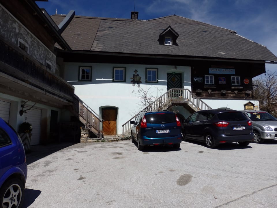 Parkplatz vorm Gasthaus Strosseggwirt Gästezimmer