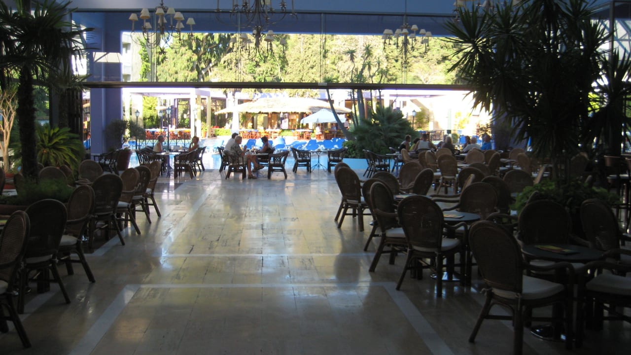 Hotelbar mit Blick auf Poollandschaft Dionysos Hotel