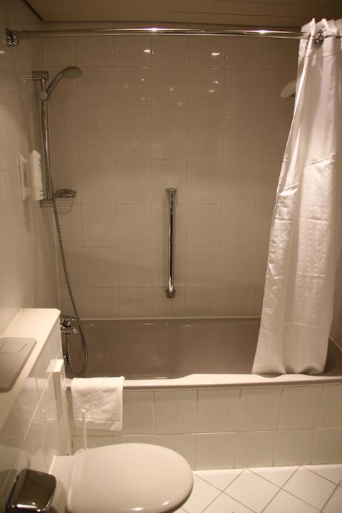 Bad / Wanne mit Dusche Leonardo Hotel Düsseldorf Airport - Ratingen