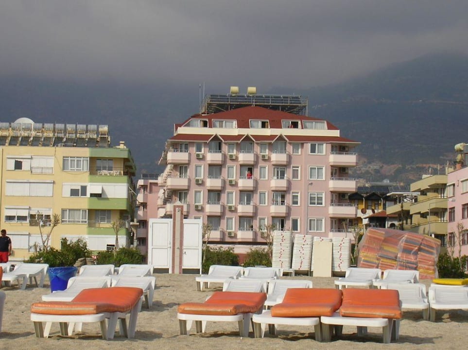 hoteleigener Strandabschnitt, Hotel im Hintergrund Hotel Kahya