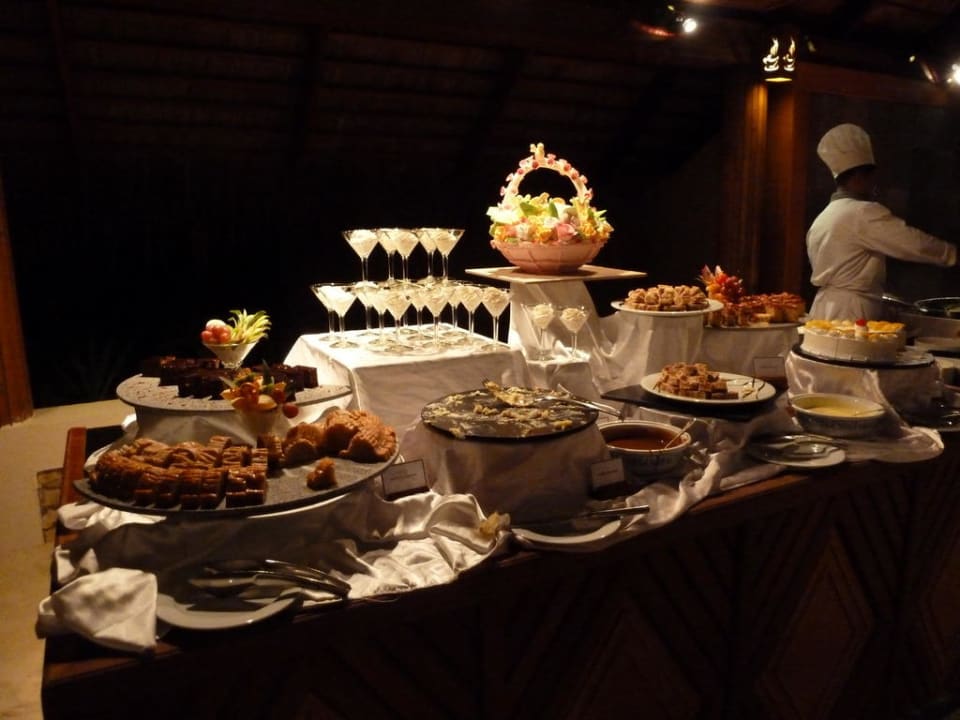 Nachtischbüffet im Bonthi für Beach-/Gardenbungis Kuredu Island Resort & Spa