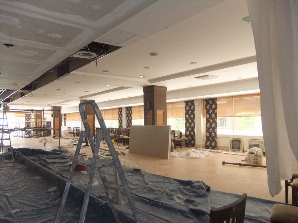 Baustelle hinter dem Vorhang! Armas Gül Beach