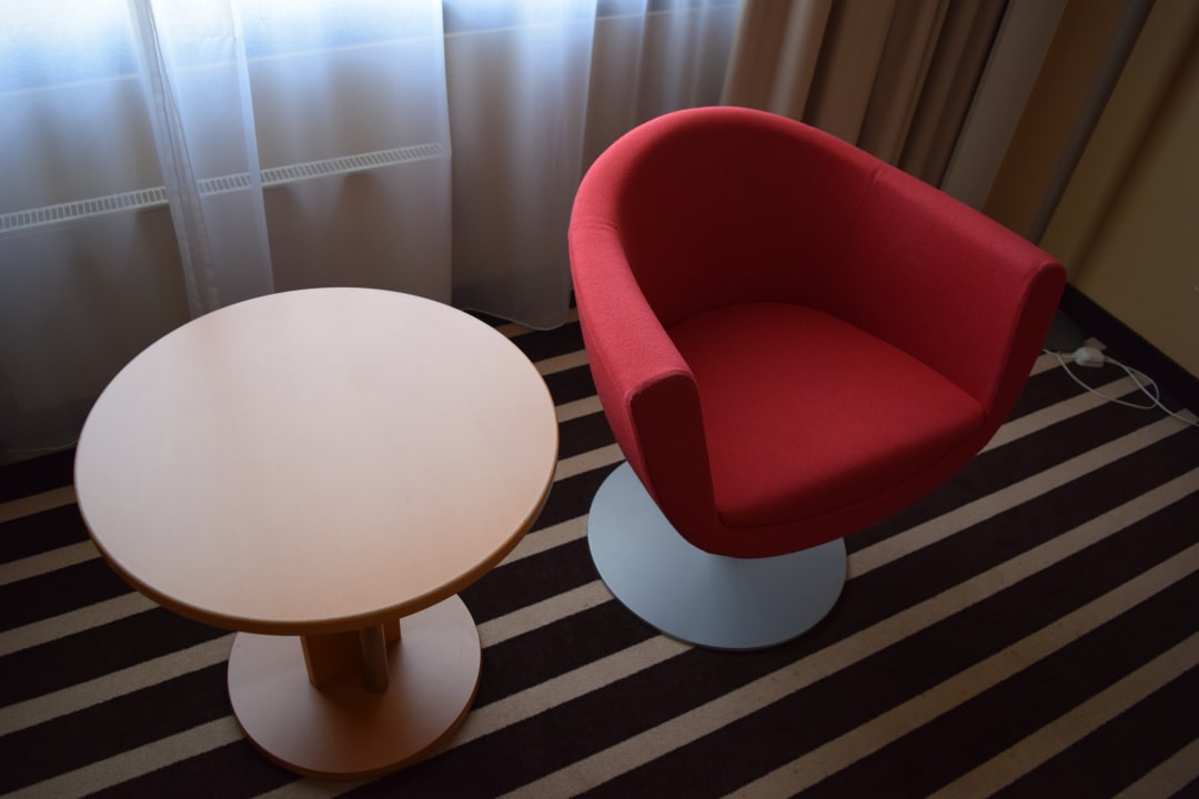 Sessel und Tisch im Zimmer Hotel Novotel Katowice Centrum