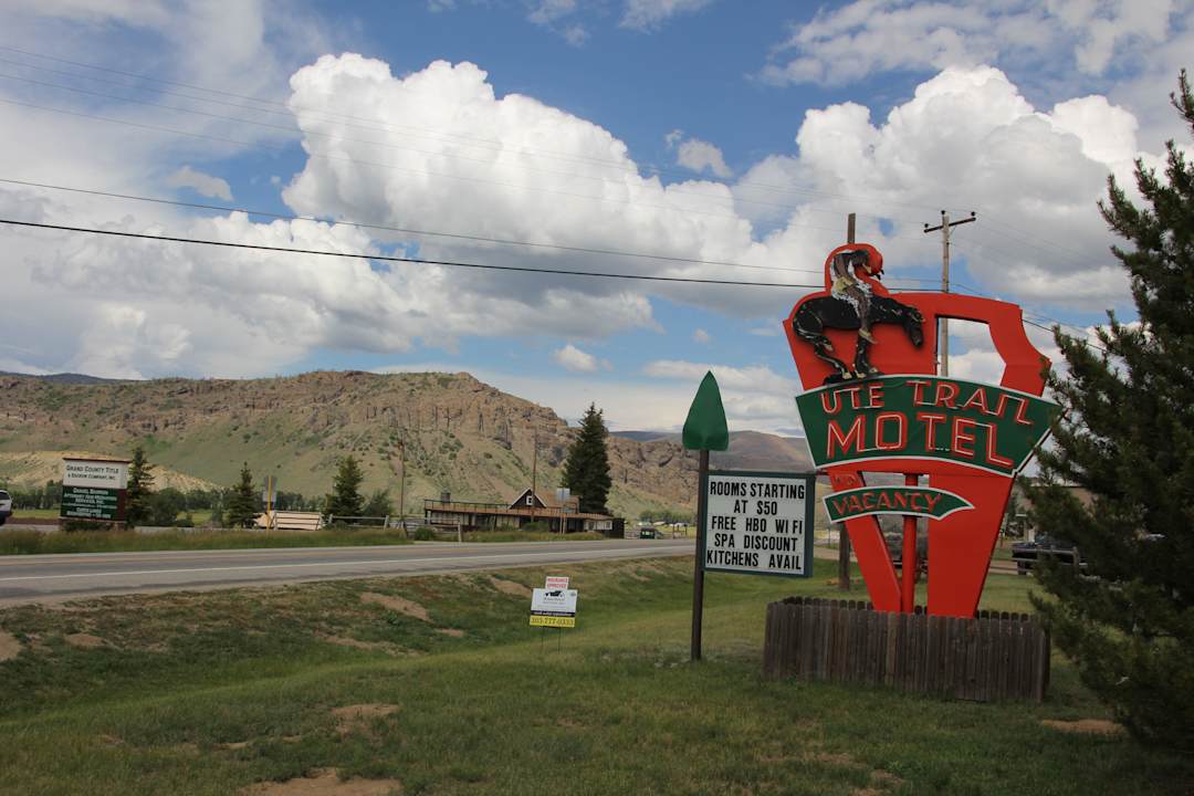 Blick vom Motel auf Highway F40 Ute Trail Motel