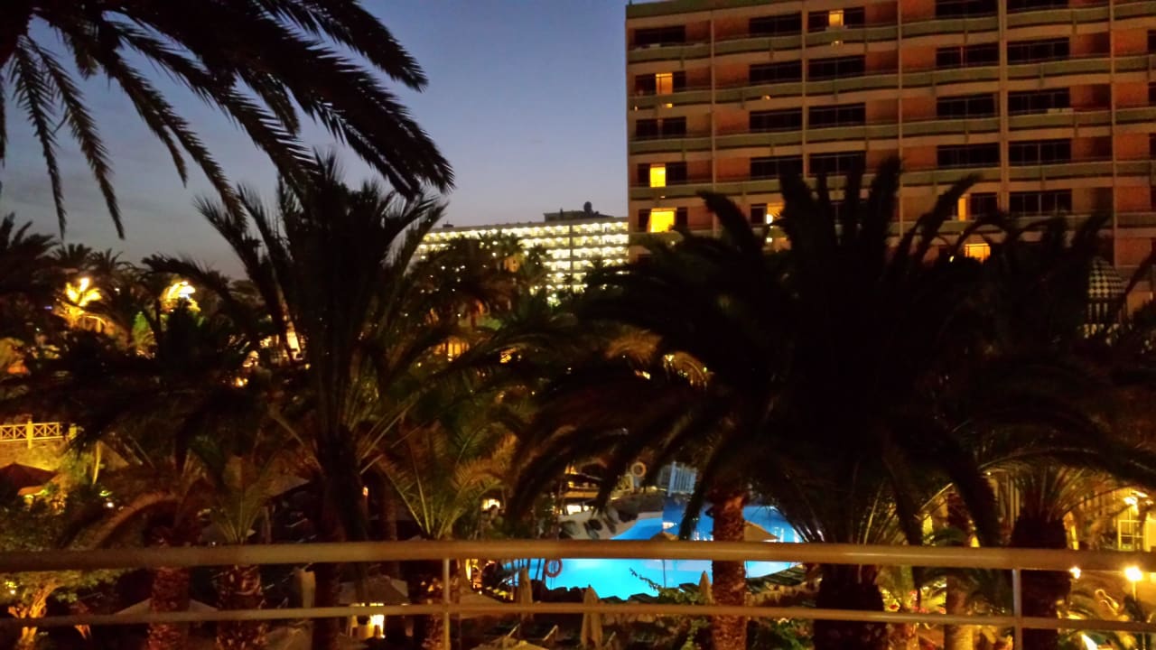 Blick vom Balkon in der Abenddämmerung Abora Buenaventura by Lopesan Hotels