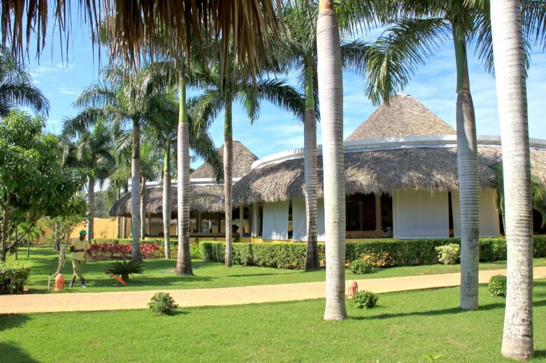 Gartenanlage mit Blick auf das Restaurant Iberostar Waves Costa Dorada