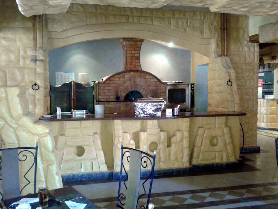 Тут делают вкусную пиццу Pickalbatros Alf Leila Wa Leila Resort - Neverland Hurghada