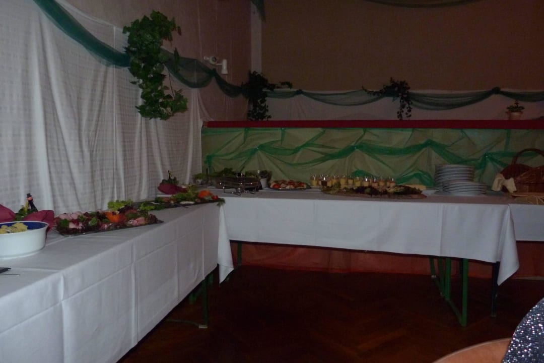 Saal mit Buffet - Essen gut. alles andere uralt   Hotel Erblehngericht Papstdorf