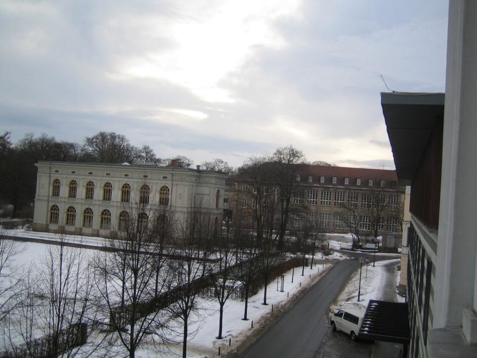 Blick von Schlafempore nach draußen Hotel Dorint am Goethepark Weimar