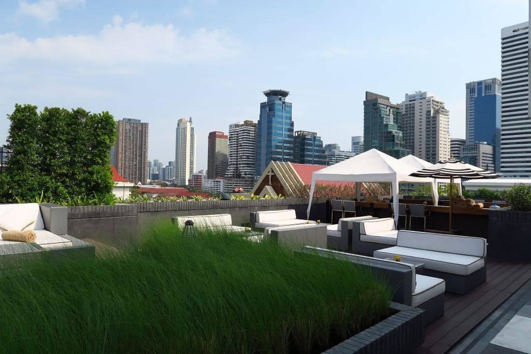 Dachterrasse mit Liegen Mövenpick Hotel Sukhumvit 15 Bangkok