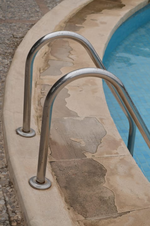 Bröckelnder Beckenrand Hotel Vibra Beverly Playa