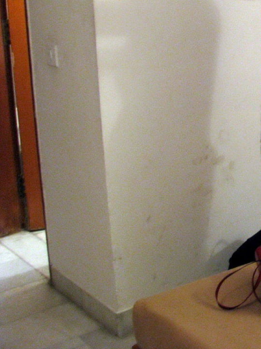 Schuhabdrücke an der Wand Hotel Regent Continental