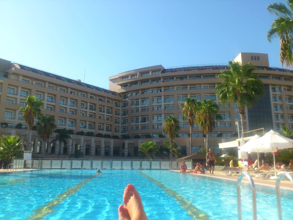 Blick von einem der Pools zum Hotel Fame Residence Lara & Spa